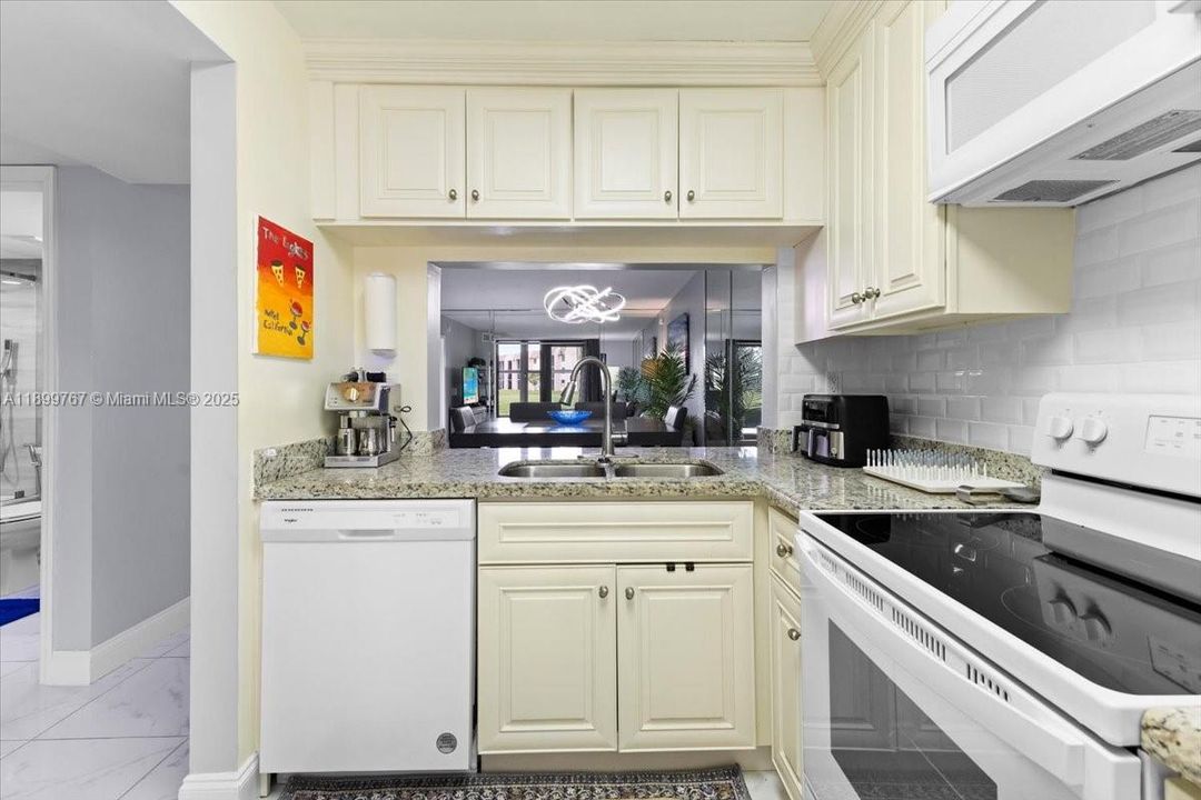 Activo con contrato: $135,000 (2 camas, 2 baños, 810 Pies cuadrados)