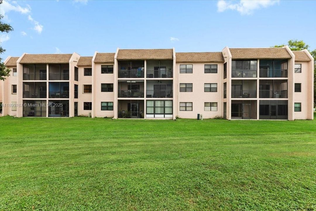 Activo con contrato: $135,000 (2 camas, 2 baños, 810 Pies cuadrados)