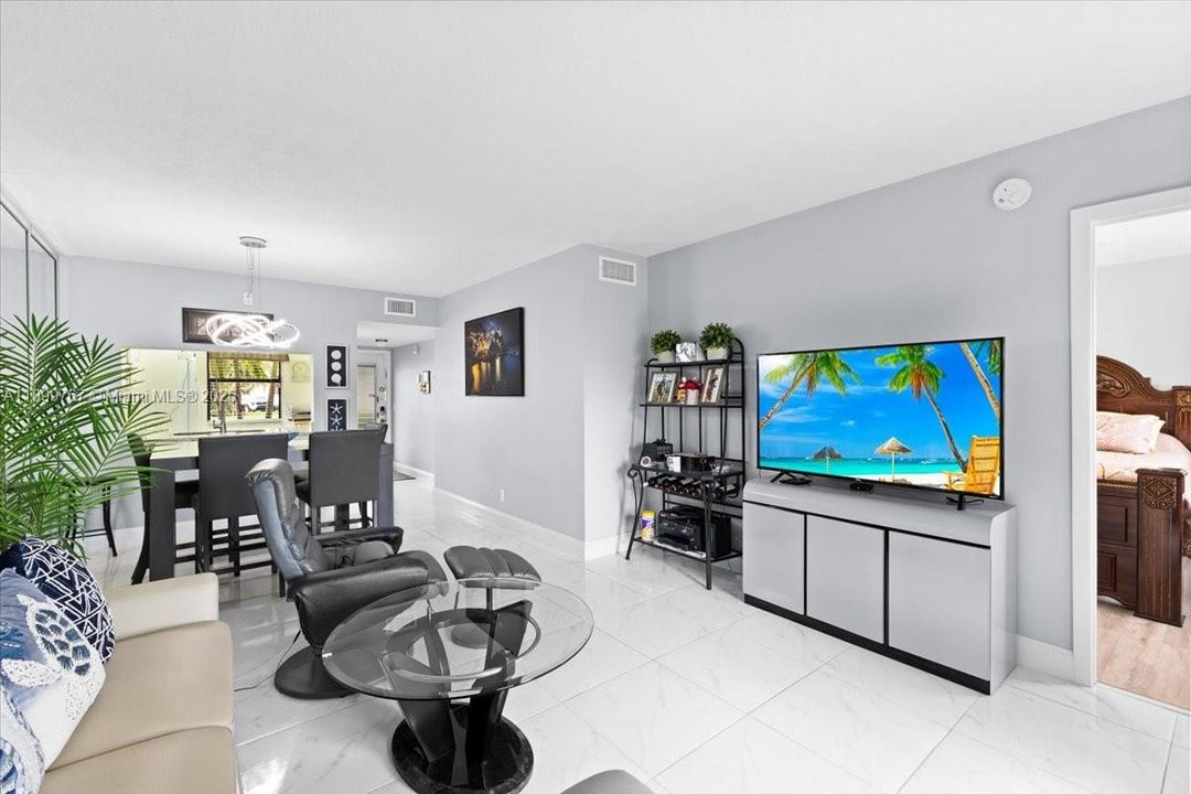 Activo con contrato: $135,000 (2 camas, 2 baños, 810 Pies cuadrados)