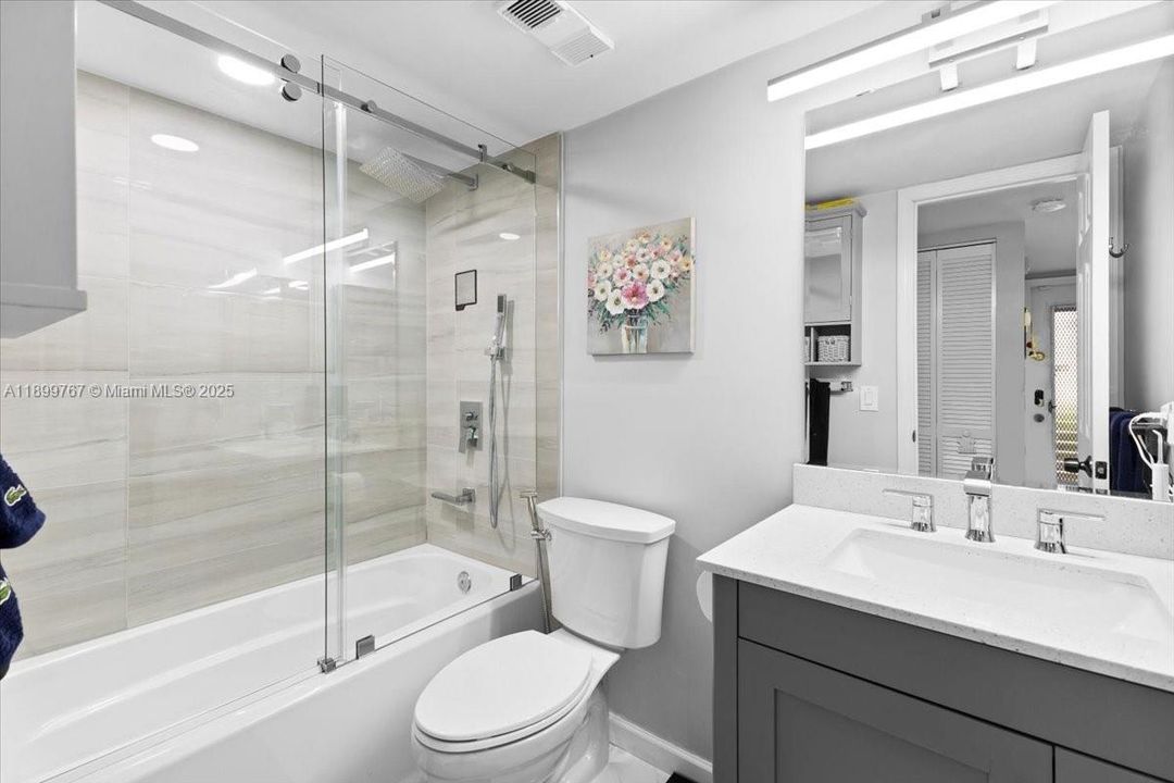 Activo con contrato: $135,000 (2 camas, 2 baños, 810 Pies cuadrados)