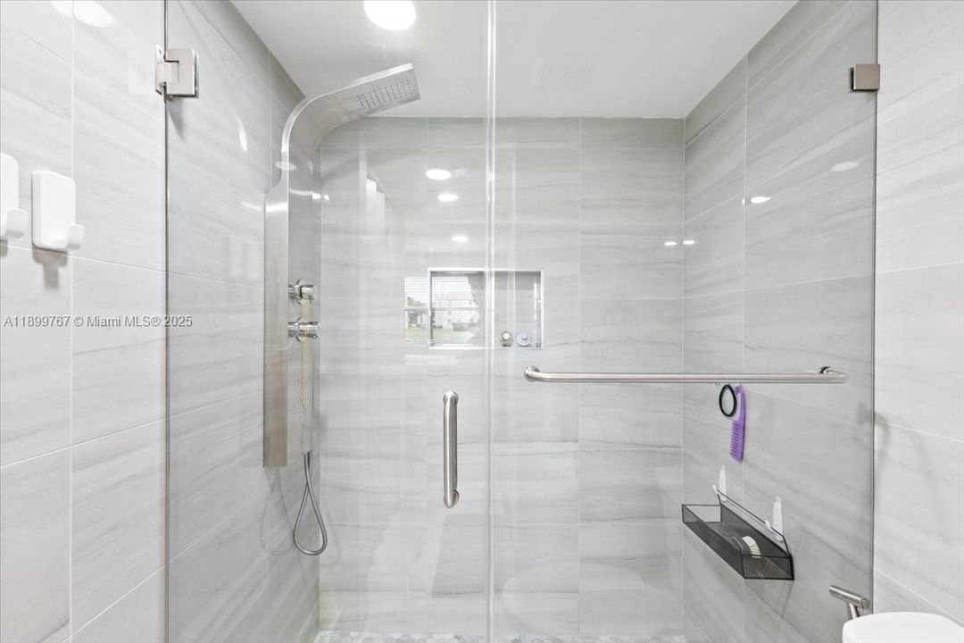 Activo con contrato: $135,000 (2 camas, 2 baños, 810 Pies cuadrados)