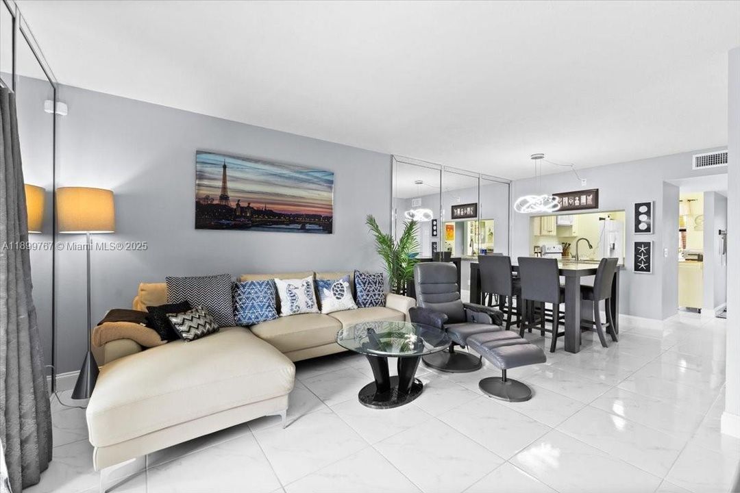 Activo con contrato: $135,000 (2 camas, 2 baños, 810 Pies cuadrados)