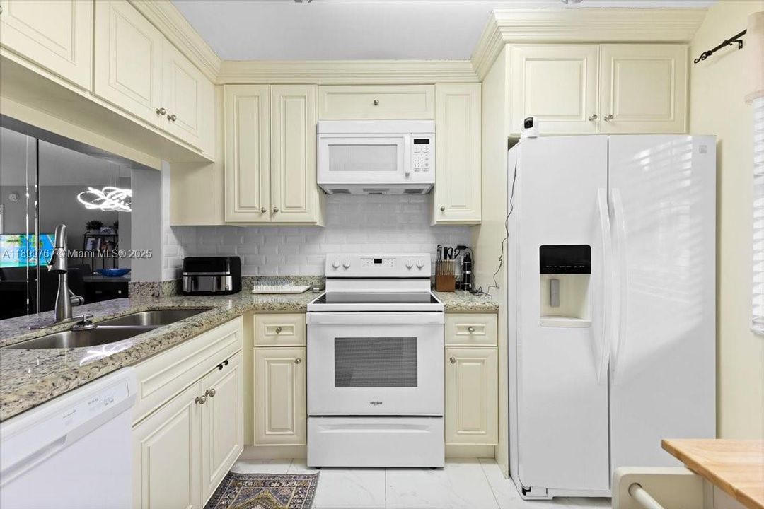 Activo con contrato: $135,000 (2 camas, 2 baños, 810 Pies cuadrados)