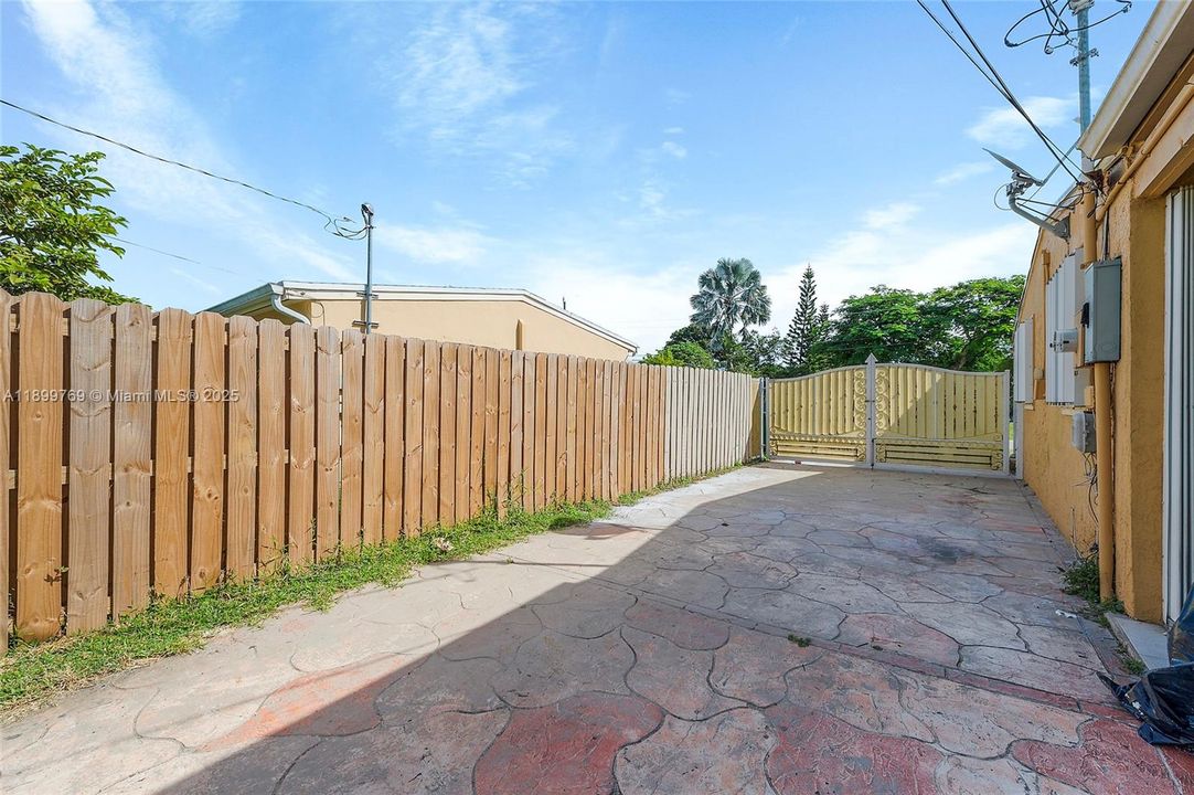 Active With Contract: $419,900 (3 beds, 2 baths, 1172 Square Feet)