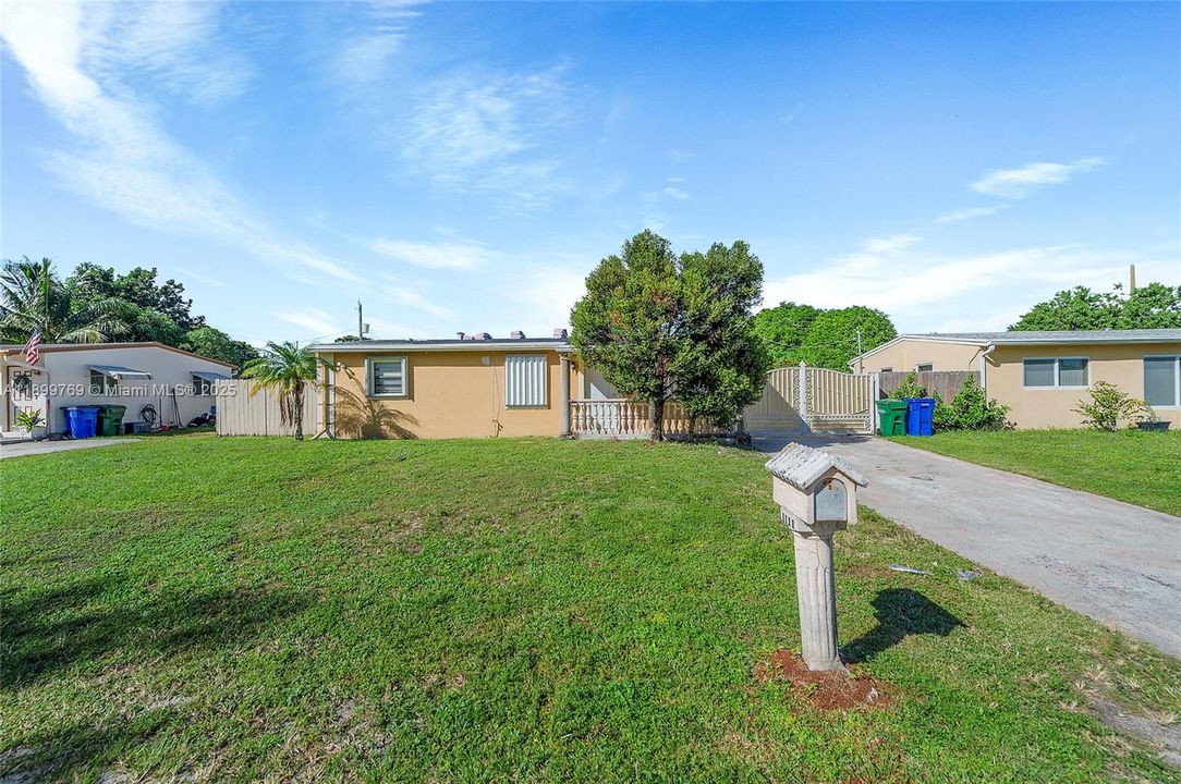 Active With Contract: $419,900 (3 beds, 2 baths, 1172 Square Feet)