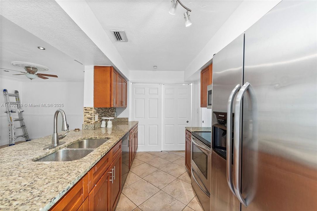 Active With Contract: $419,900 (3 beds, 2 baths, 1172 Square Feet)