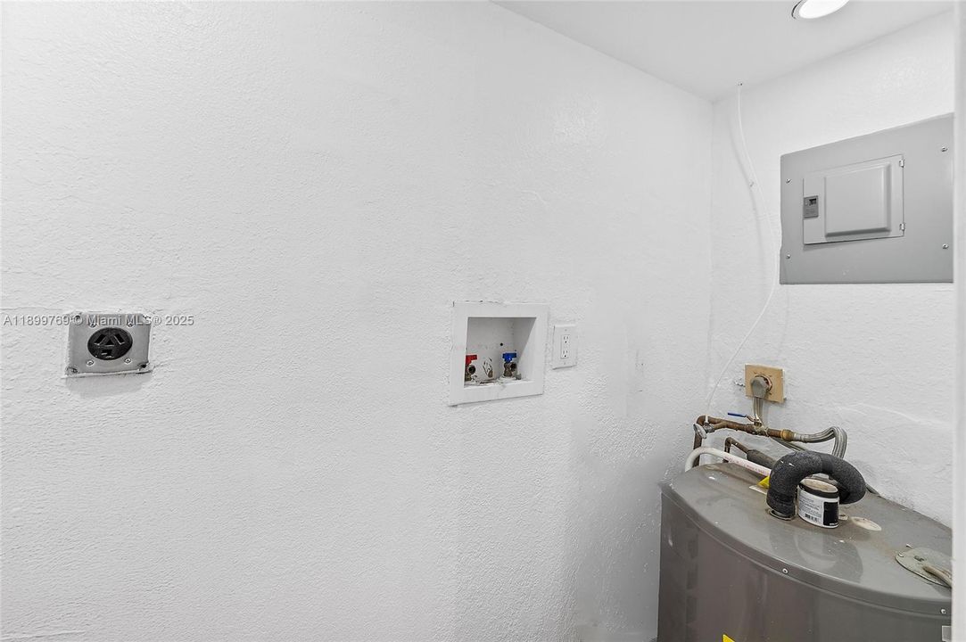 Active With Contract: $419,900 (3 beds, 2 baths, 1172 Square Feet)