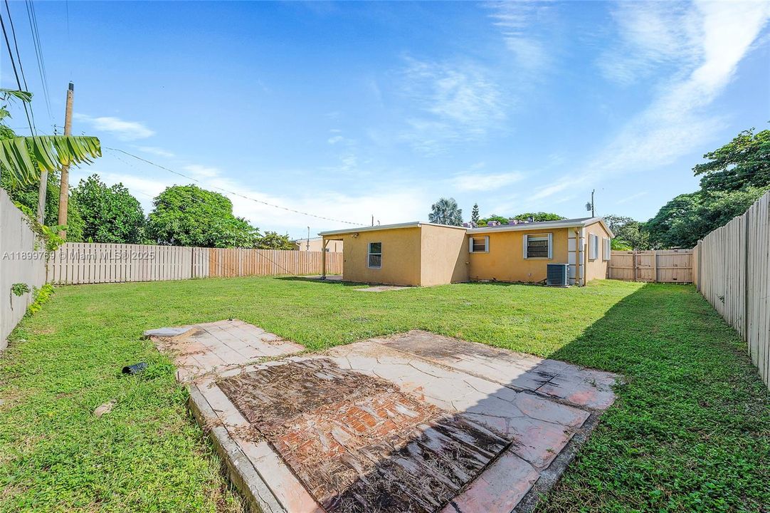 Active With Contract: $419,900 (3 beds, 2 baths, 1172 Square Feet)