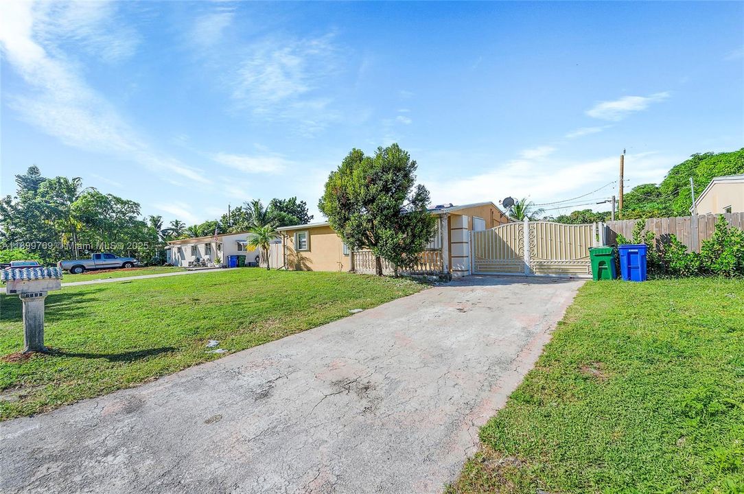 Active With Contract: $419,900 (3 beds, 2 baths, 1172 Square Feet)