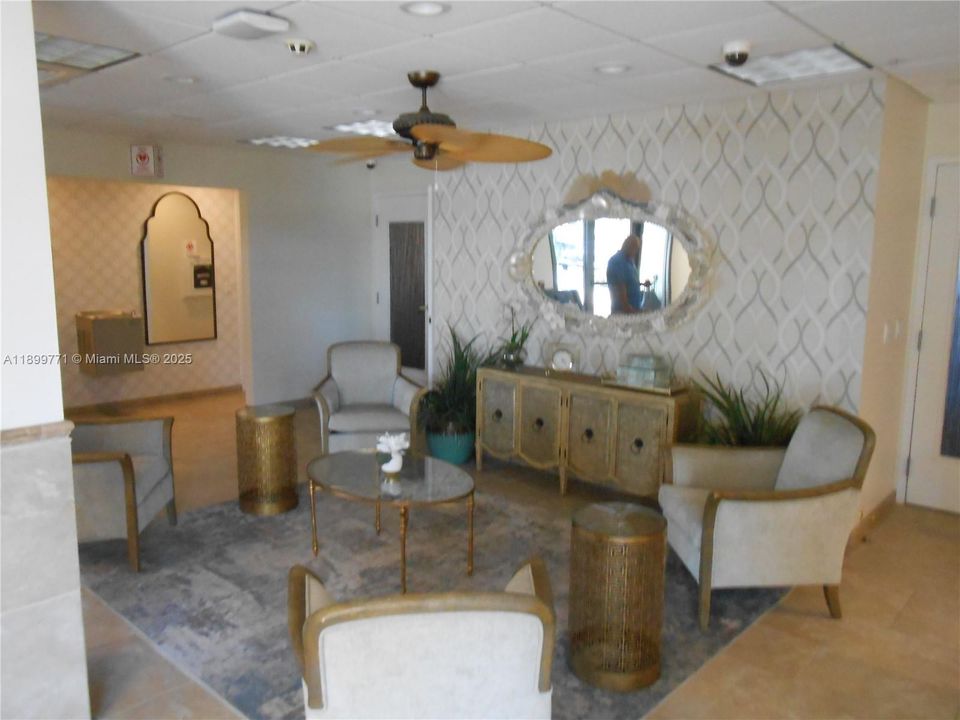 For Sale: $450,000 (2 beds, 2 baths, 1017 Square Feet)