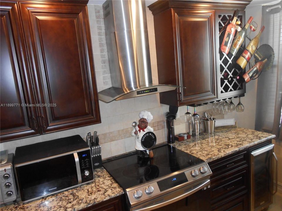 For Sale: $450,000 (2 beds, 2 baths, 1017 Square Feet)