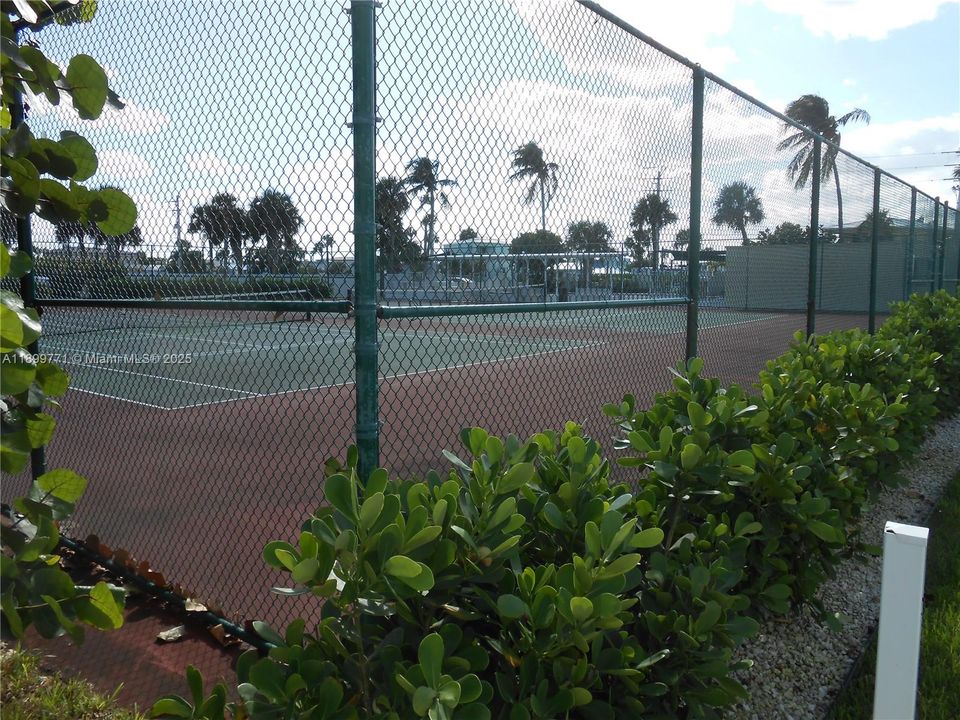 For Sale: $450,000 (2 beds, 2 baths, 1017 Square Feet)