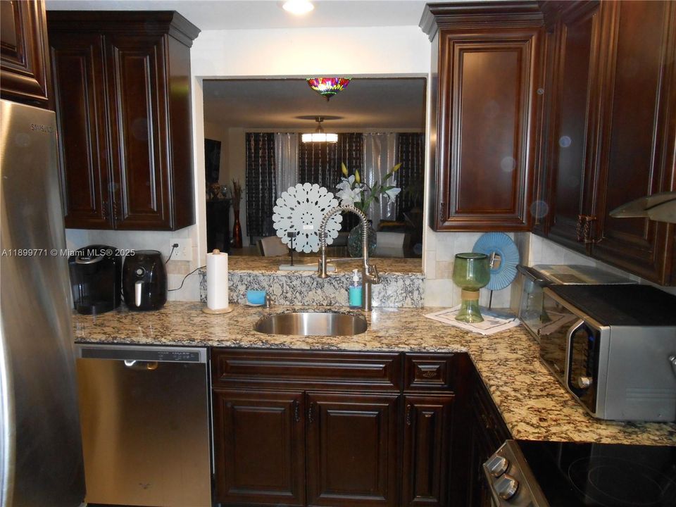 For Sale: $450,000 (2 beds, 2 baths, 1017 Square Feet)