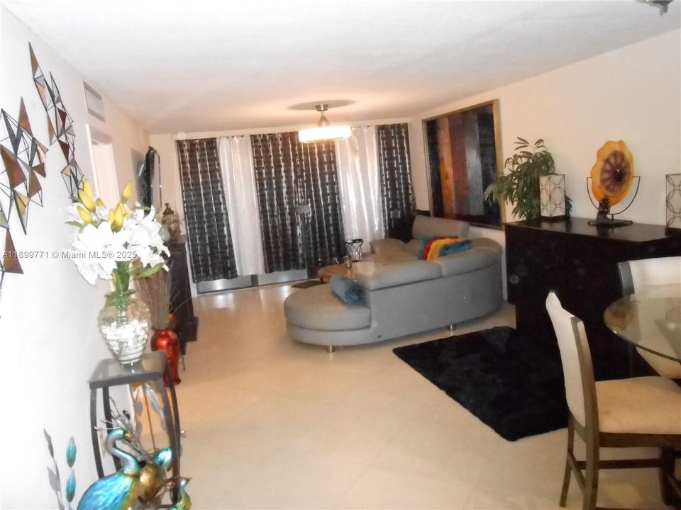For Sale: $450,000 (2 beds, 2 baths, 1017 Square Feet)