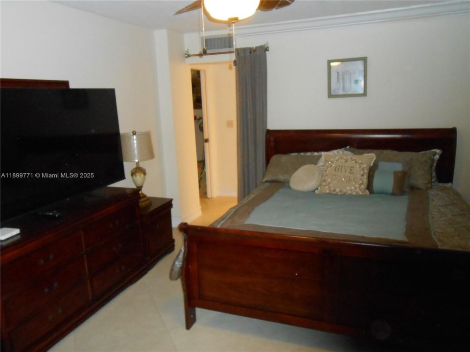 For Sale: $450,000 (2 beds, 2 baths, 1017 Square Feet)