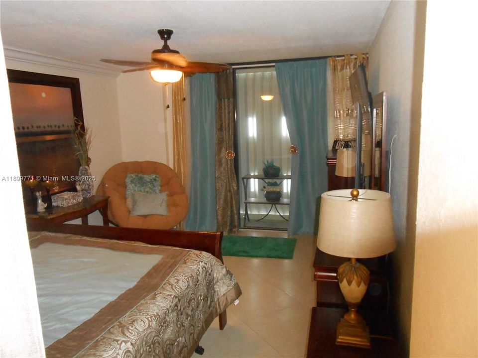 For Sale: $450,000 (2 beds, 2 baths, 1017 Square Feet)