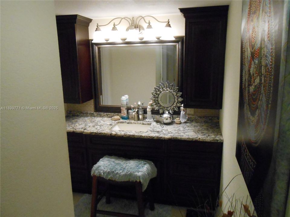 For Sale: $450,000 (2 beds, 2 baths, 1017 Square Feet)