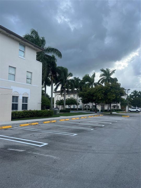 For Rent: $2,900 (3 beds, 2 baths, 1207 Square Feet)