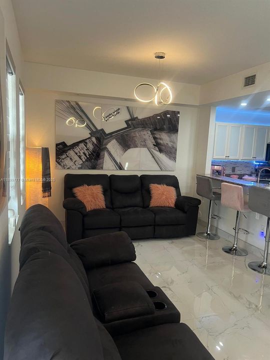 For Rent: $2,900 (3 beds, 2 baths, 1207 Square Feet)