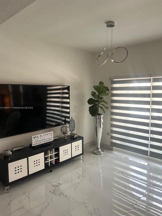 For Rent: $2,900 (3 beds, 2 baths, 1207 Square Feet)