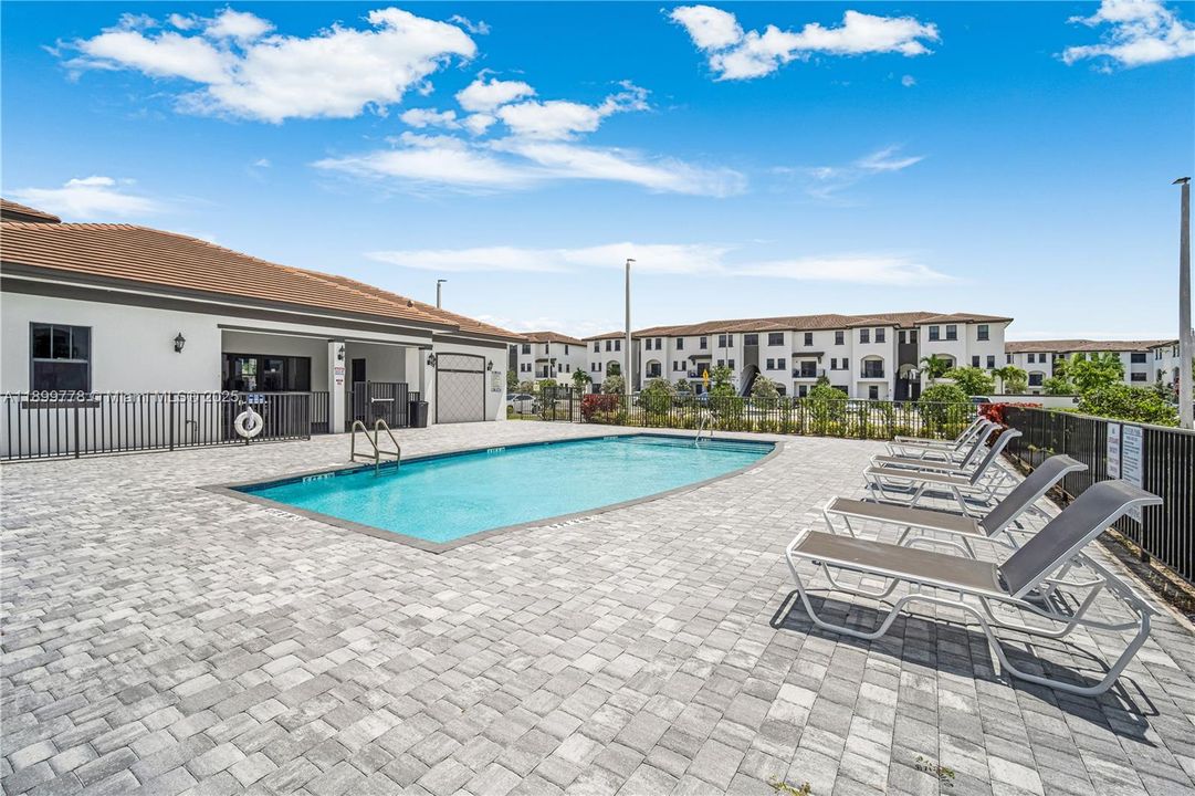 For Rent: $2,700 (3 beds, 2 baths, 1384 Square Feet)