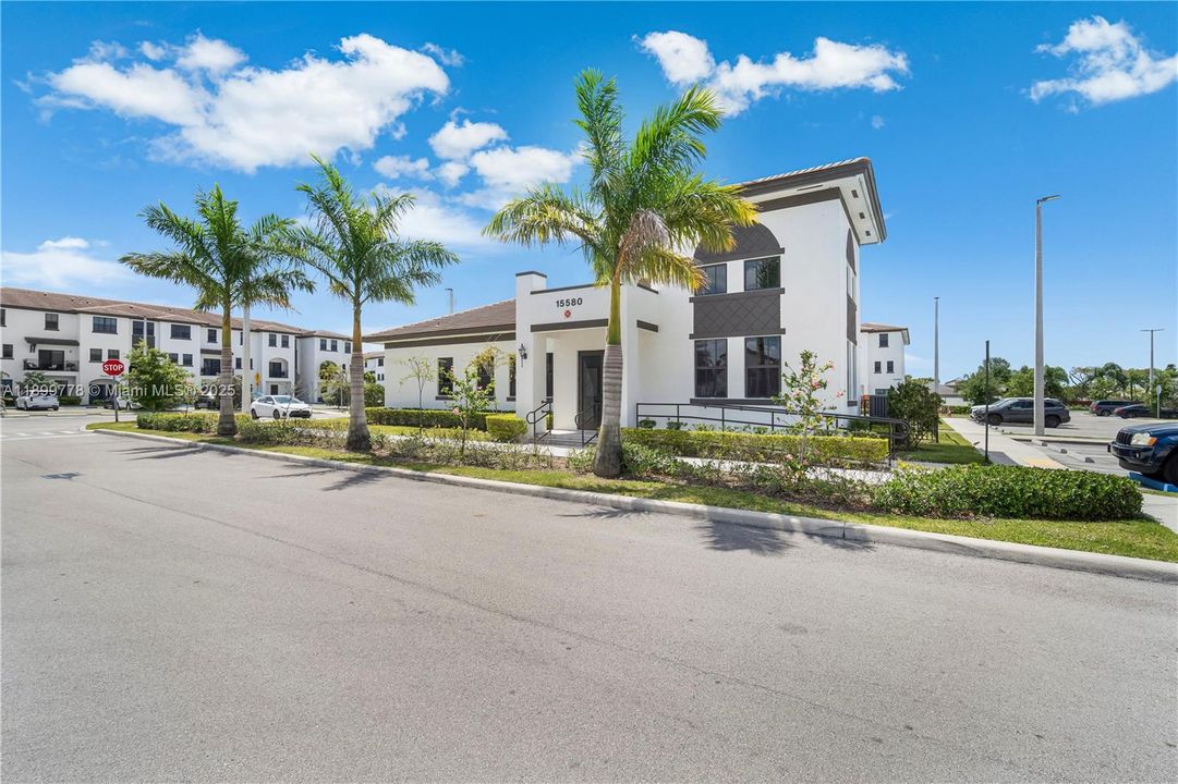 For Rent: $2,700 (3 beds, 2 baths, 1384 Square Feet)