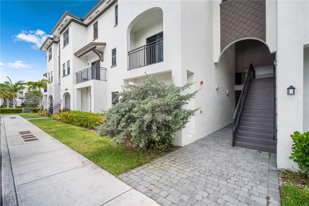 For Rent: $2,700 (3 beds, 2 baths, 1384 Square Feet)