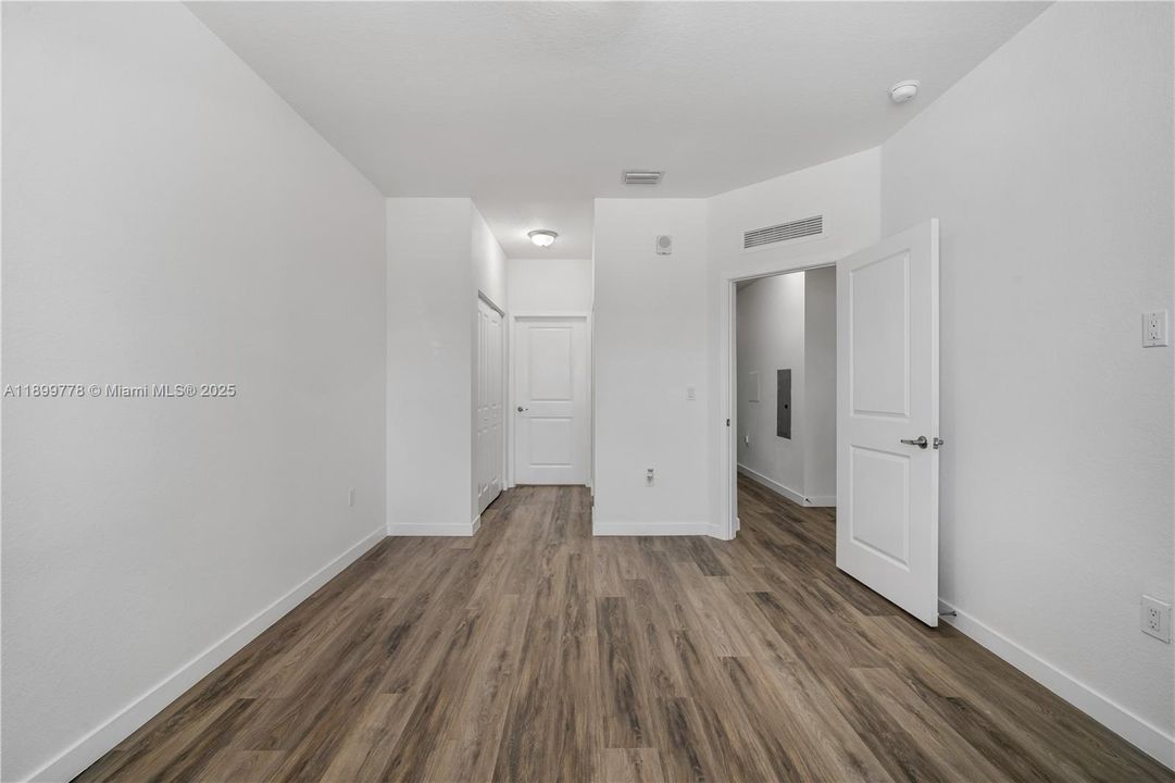 For Rent: $2,700 (3 beds, 2 baths, 1384 Square Feet)