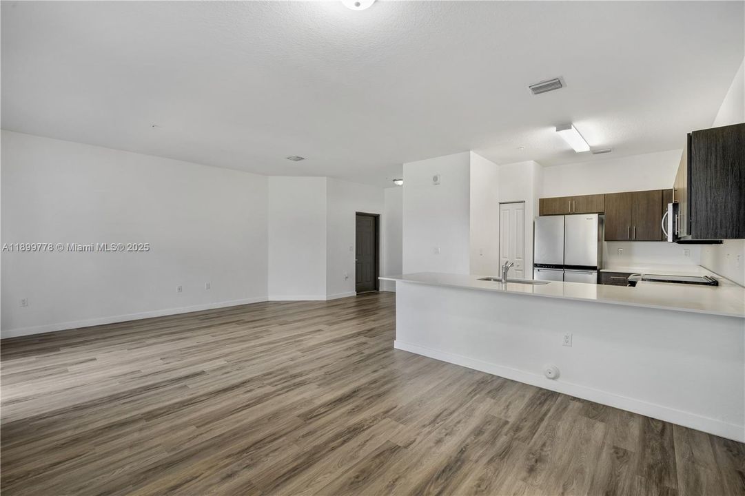 For Rent: $2,700 (3 beds, 2 baths, 1384 Square Feet)