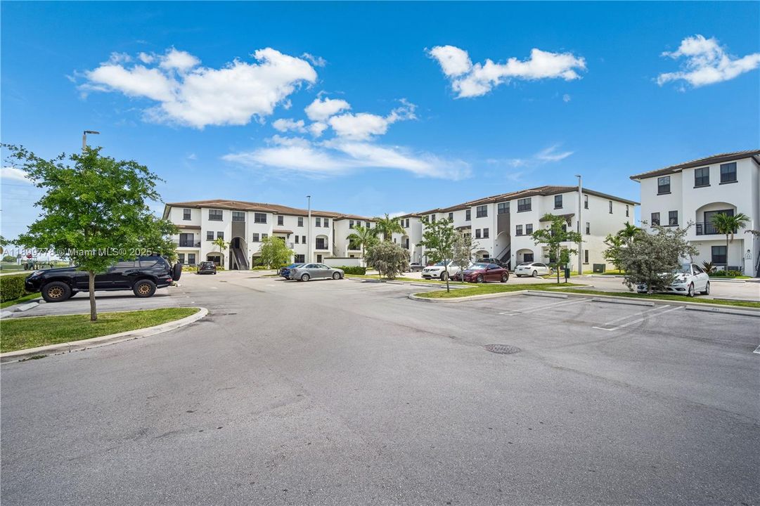 For Rent: $2,700 (3 beds, 2 baths, 1384 Square Feet)