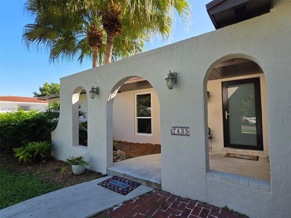 Recently Sold: $725,000 (4 beds, 2 baths, 1836 Square Feet)