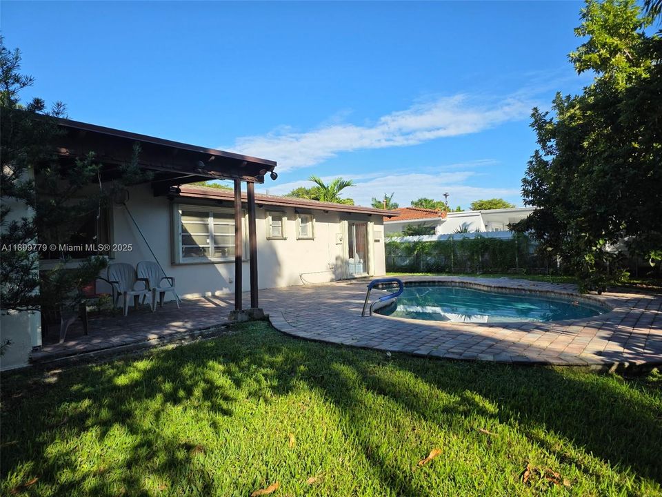 Recently Sold: $725,000 (4 beds, 2 baths, 1836 Square Feet)