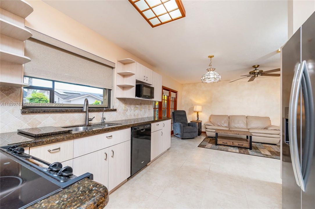 Недавно продано: $720,000 (4 спален, 2 ванн, 2268 Квадратных фут)