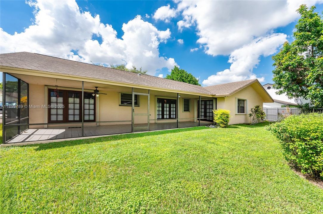 Недавно продано: $720,000 (4 спален, 2 ванн, 2268 Квадратных фут)