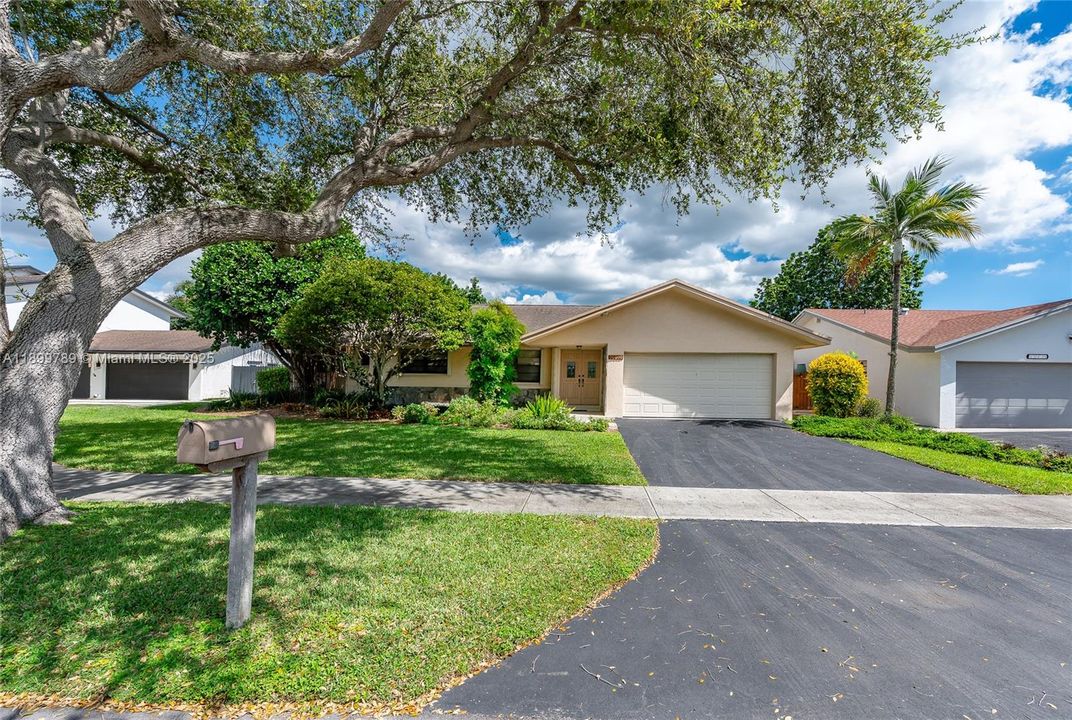 Недавно продано: $720,000 (4 спален, 2 ванн, 2268 Квадратных фут)