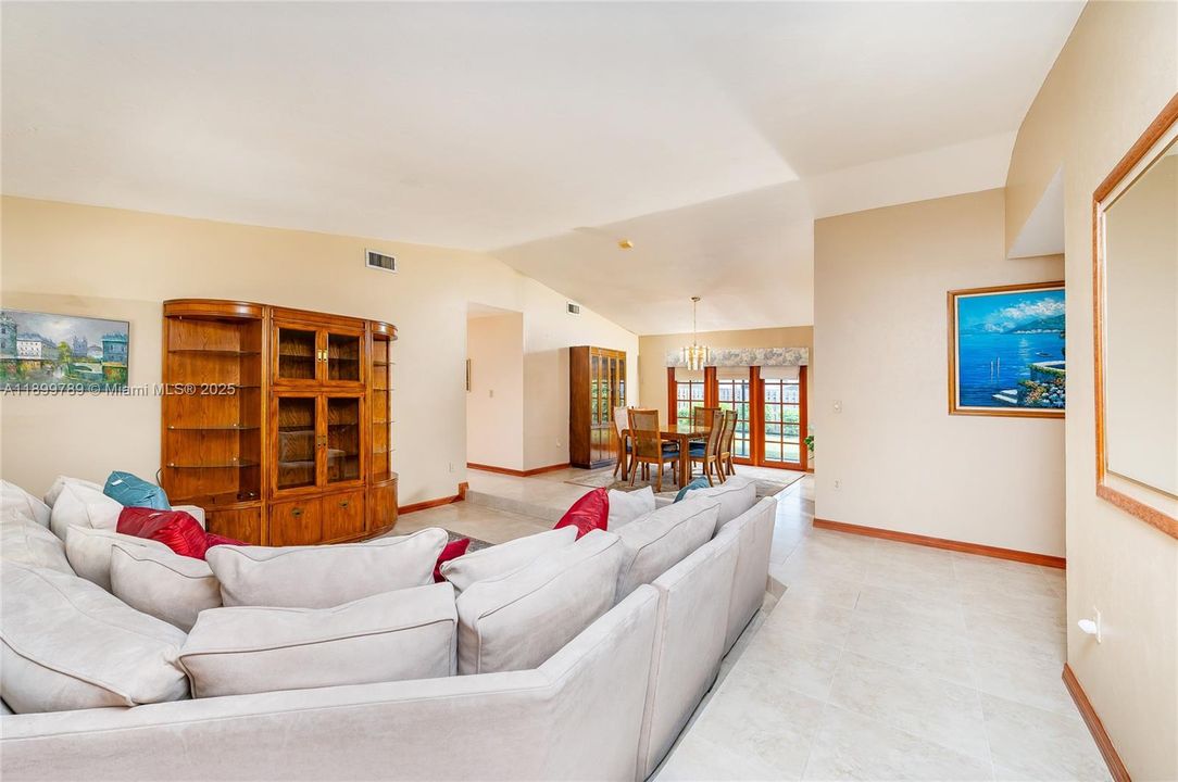 Недавно продано: $720,000 (4 спален, 2 ванн, 2268 Квадратных фут)