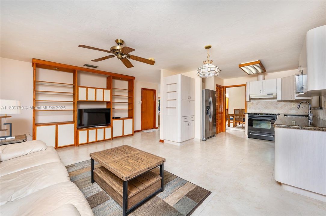 Недавно продано: $720,000 (4 спален, 2 ванн, 2268 Квадратных фут)