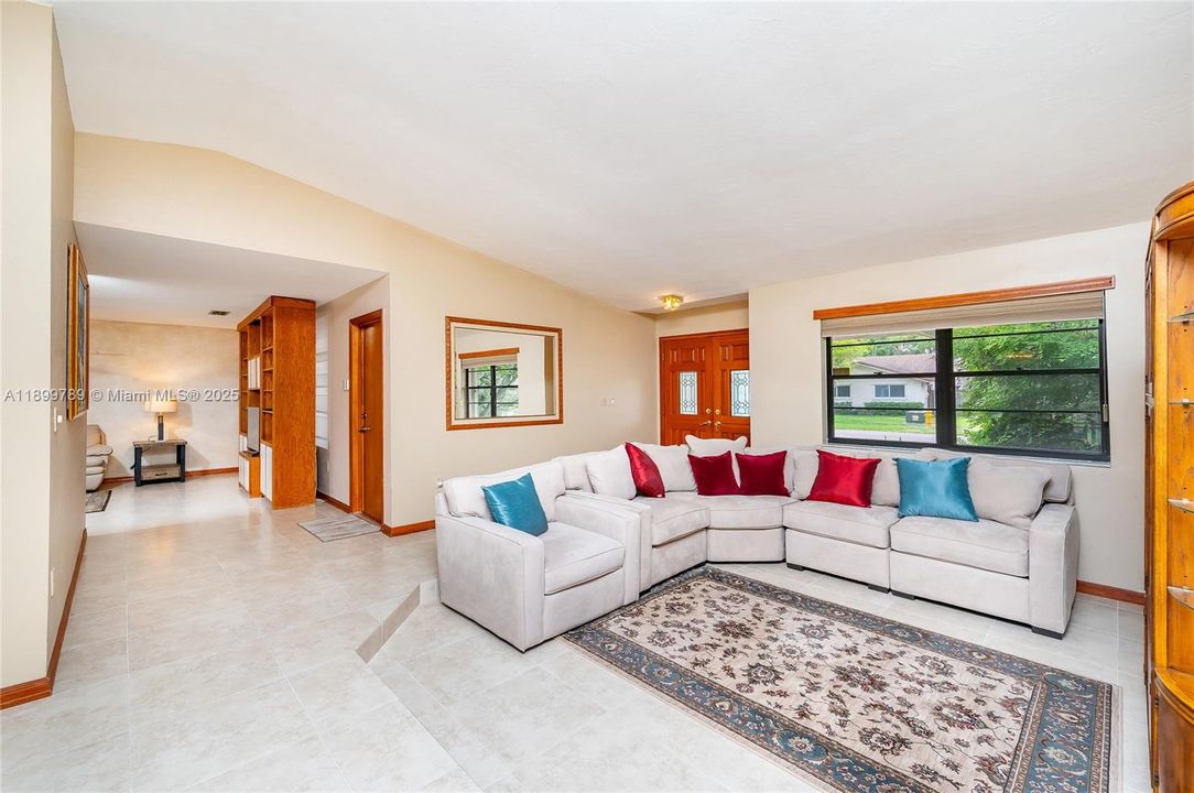 Недавно продано: $720,000 (4 спален, 2 ванн, 2268 Квадратных фут)