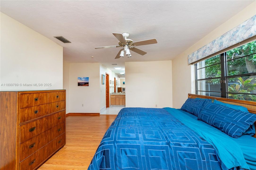 Недавно продано: $720,000 (4 спален, 2 ванн, 2268 Квадратных фут)