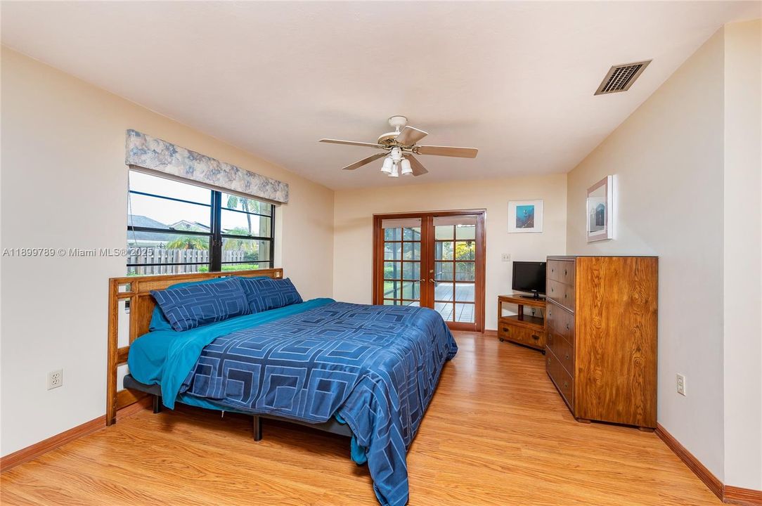 Недавно продано: $720,000 (4 спален, 2 ванн, 2268 Квадратных фут)