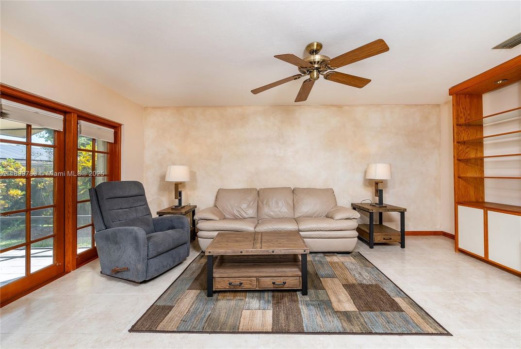 Недавно продано: $720,000 (4 спален, 2 ванн, 2268 Квадратных фут)