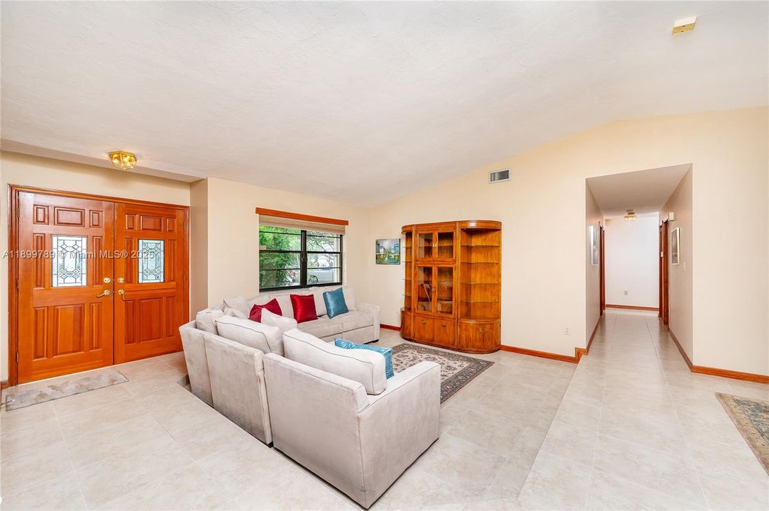 Недавно продано: $720,000 (4 спален, 2 ванн, 2268 Квадратных фут)