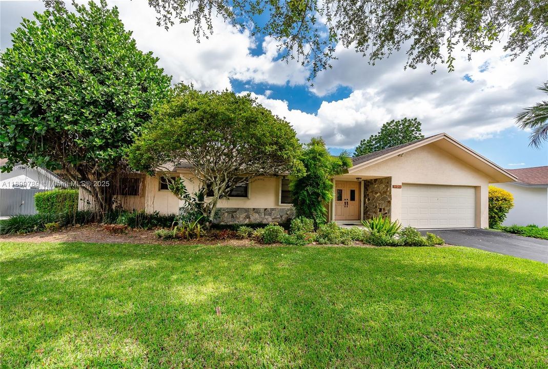 Недавно продано: $720,000 (4 спален, 2 ванн, 2268 Квадратных фут)