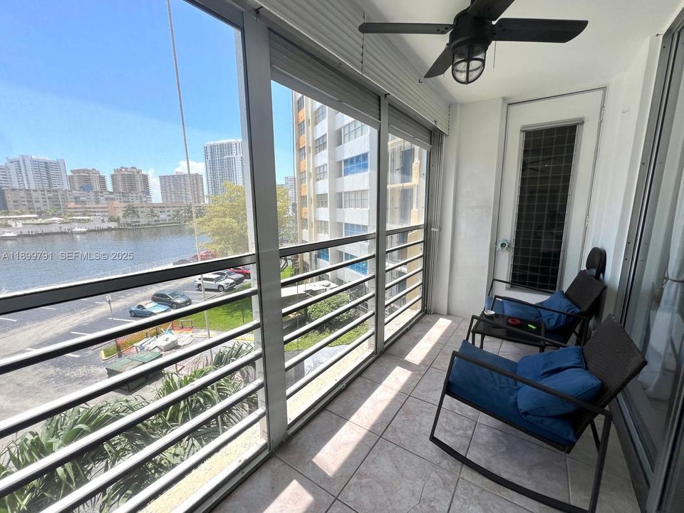 For Rent: $2,099 (1 beds, 1 baths, 982 Square Feet)