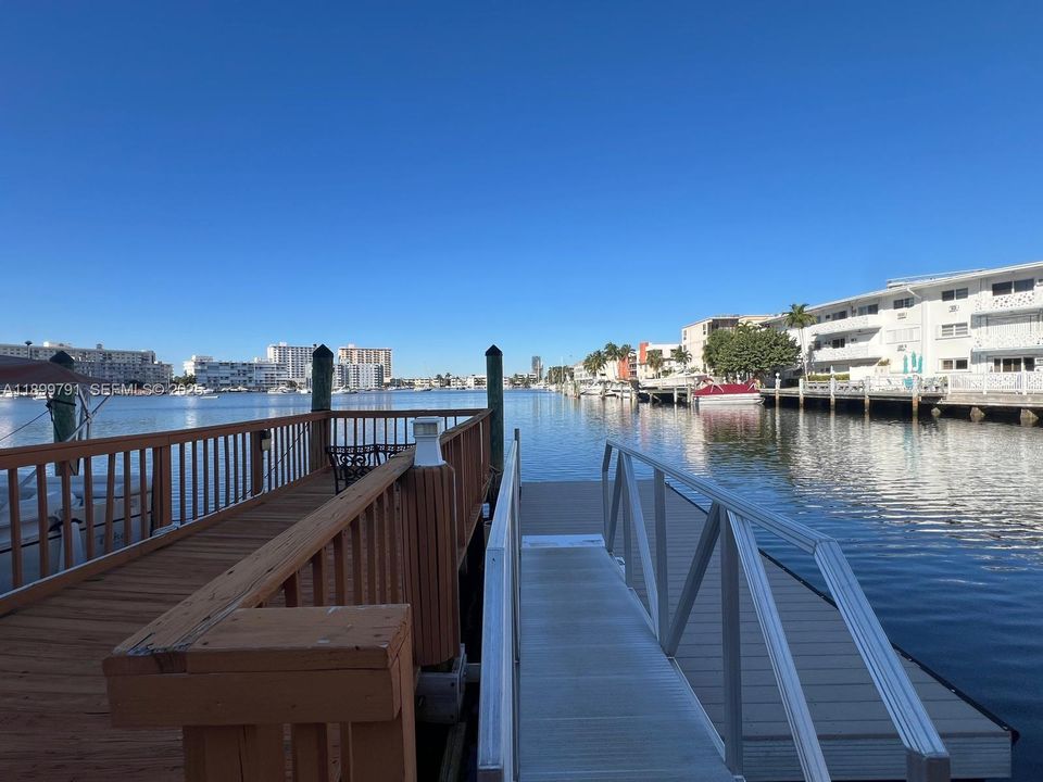 For Rent: $2,099 (1 beds, 1 baths, 982 Square Feet)