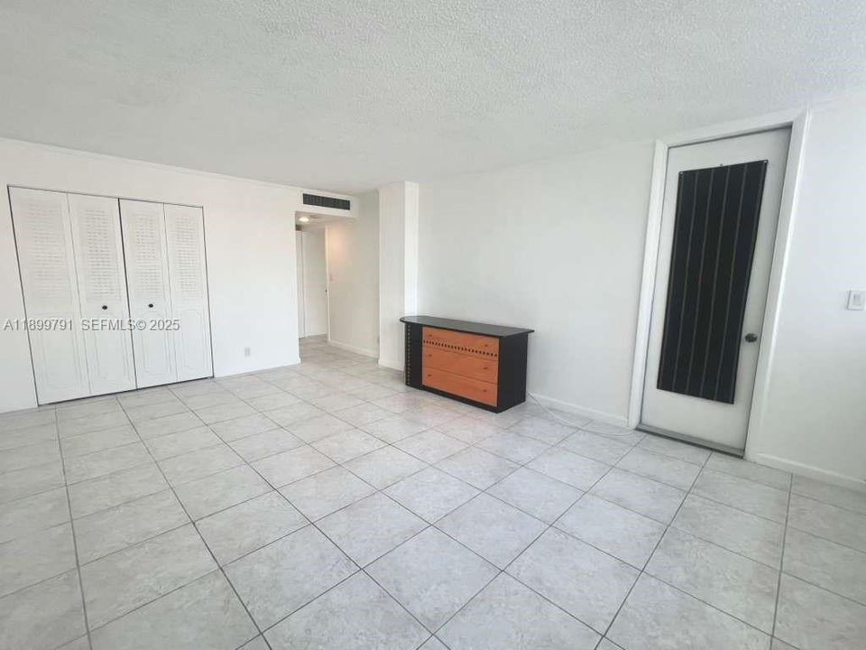 For Rent: $2,099 (1 beds, 1 baths, 982 Square Feet)