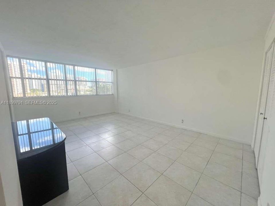 For Rent: $2,099 (1 beds, 1 baths, 982 Square Feet)