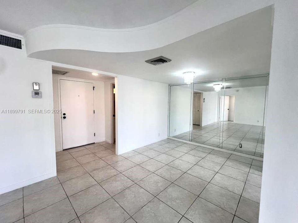 For Rent: $2,099 (1 beds, 1 baths, 982 Square Feet)