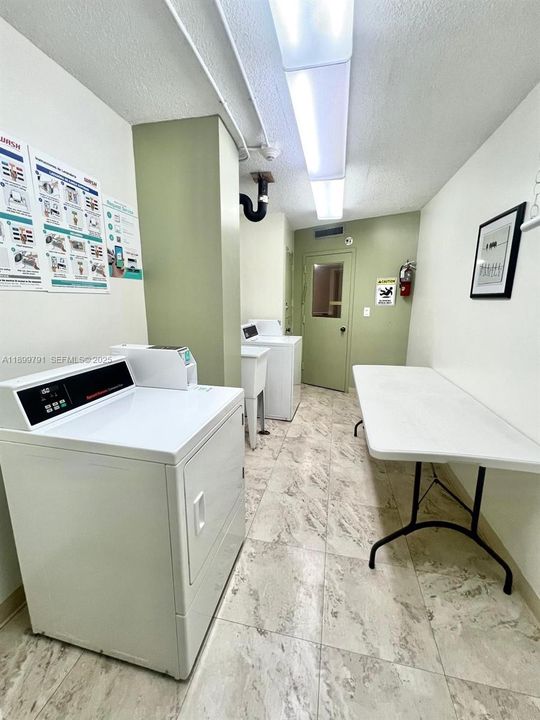 For Rent: $2,099 (1 beds, 1 baths, 982 Square Feet)