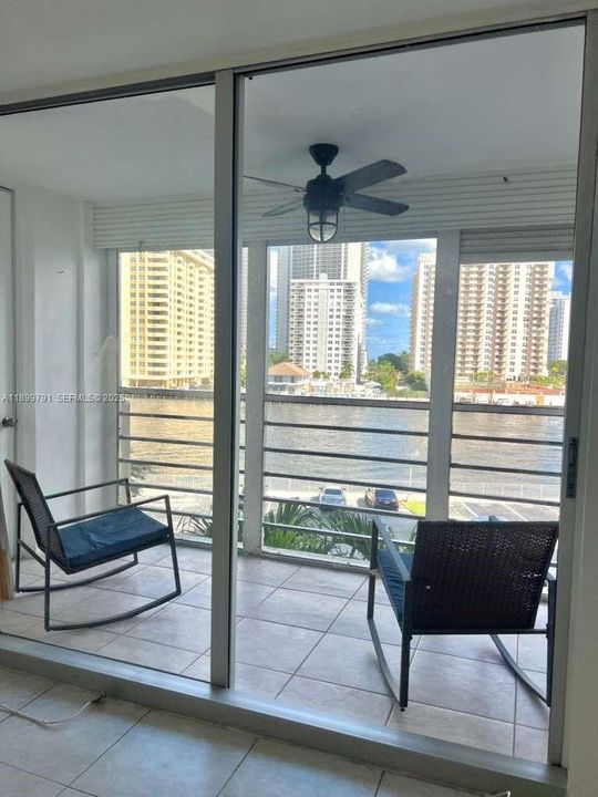 For Rent: $2,099 (1 beds, 1 baths, 982 Square Feet)